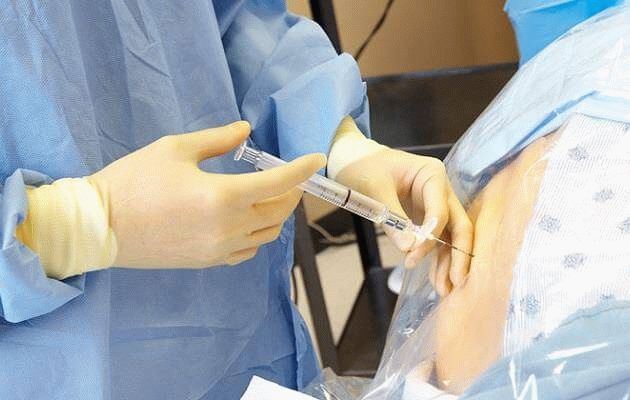 врач делает укол пациенту