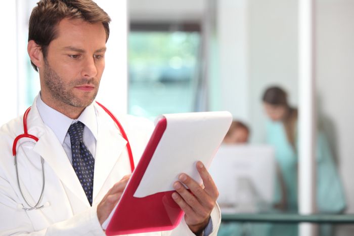 врач