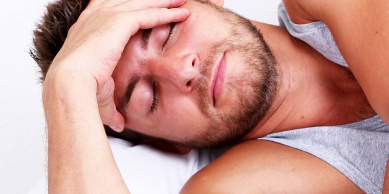 мужчина держится за лоб