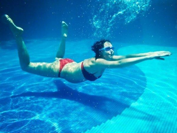 под водой